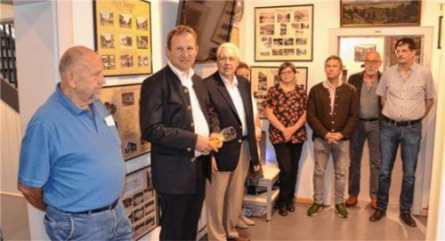 Siedlervorstand Christian Wagner (Zweiter von links) bei der Eröffnung der Ausstellung im Heimatmuseum.Foto sel