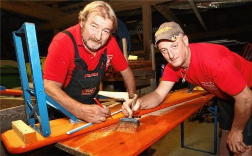 Simon „Simmerl“ Polz (links) und Christian Willmann: Die beiden Flötzinger-Zeltmeister legen sich für das Festzelt richtig ins Zeug.Foto Stuffer