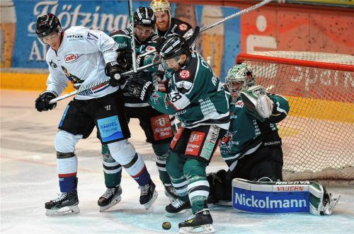 So kannte man Micky Rohner 16 Jahre lang: Voll im Einsatz für Rosenheim, um das eigene Tor zu beschützen.