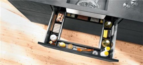 So lässt sich jeder Zentimeter im Spülenunterschrank komfortabel nutzen. Mit einem U-förmigen Auszug unter dem Spülbecken, der Platz für diverse Putzutensilien bietet. Foto  AMK