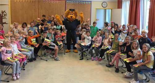 So macht Schule Spaß: Die Drittklässler der Grundschule Westerndorf St. Peter mit dem Lexi-Löwen der bayerischen Polizei.Foto re