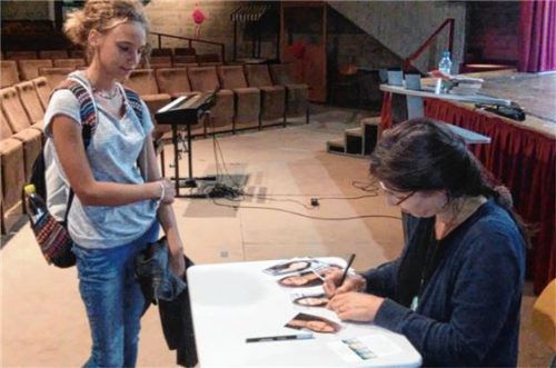So viel Zeit muss sein: Autorin Janet Clark gab den Realschülern nach der Lesung in der Aula ein Autogramm.Foto fis