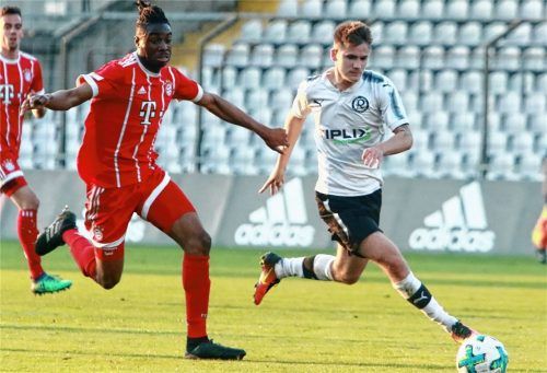 So war‘s beim letzten Aufeinandertreffen im April: Bayern-Talent Maxime Awoudja (links) und Sechziger Wiggerl Räuber im Laufduell um den Ball.Foto Fehrmann