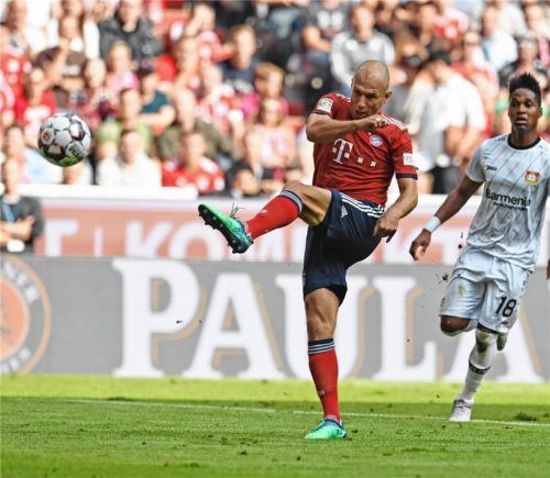 Solche Traumtore wie hier von Arjen Robben beim Heimspiel gegen Leverkusen wollen die Bayern auch im Derby gegen Augsburg schießen. Vier Leser der OVB-Heimatzeitungen können live dabei sein. Foto dpa