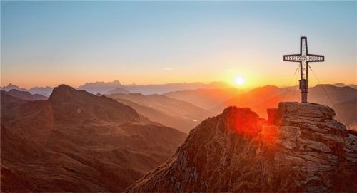 Sonnenaufgangswanderung: Nach einem rund dreistündigen Aufstieg erreicht man den Gipfel des Tristkogels. Foto  djd/saalbach.com/Christian Woeckinger