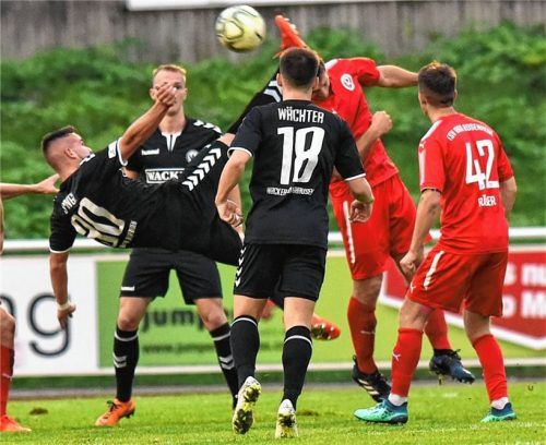 Spektakulär, aber nicht regelkonform: Der Fallrückzieher von Burghausens Sascha Marinkovic. Fotos  Ziegler