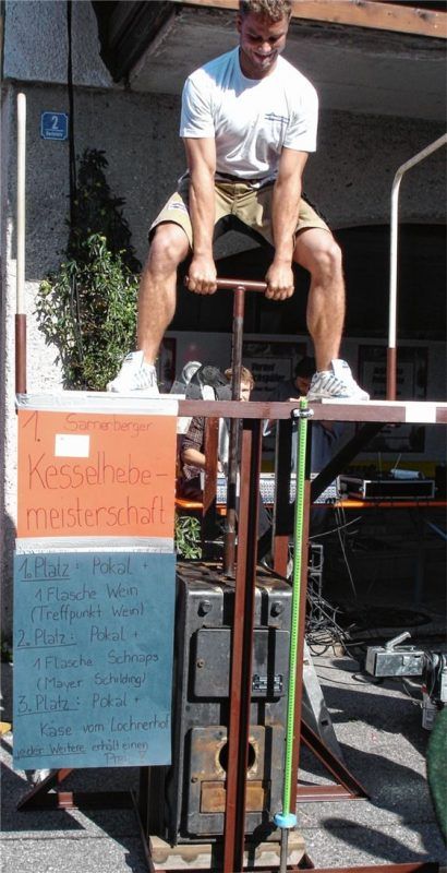 Starker Mann bei der Kesselhebermeisterschaft.