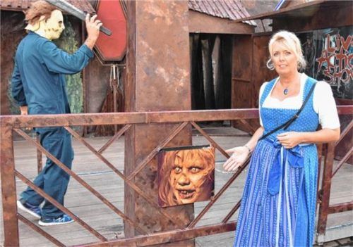 Susanne Miersch ärgert sich darüber, dass in Augenhöhe von Kindern Horrorbilder am Eingang des „Panic Rooms“ angebracht worden sind. Foto Schlecker