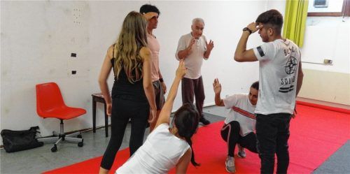 Theaterspielen für die Integration: Pädagoge Eduard Speckmaier trainiert mit Kindern und Jugendlichen. Foto  kme