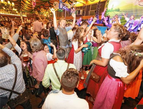 Tolle Stimmung und Tausende fröhlich feiernde Menschen auf den Bänken: So sah es am Samstag in der Inntalhalle (links) und im Flötzinger-Zelt aus.Fotos Stuffer (3)