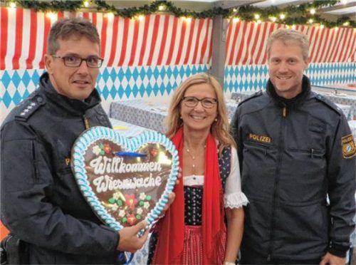 Traditionsreiche Geste: Polizeihauptkommissar Robert Maurer (links) und Polizeikommissar Stefan Lindner überreichten der neuen stellvertretenden Polizeipräsidentin Eva Schichl ein übergroßes Lebkuchenherz. Foto Polizei