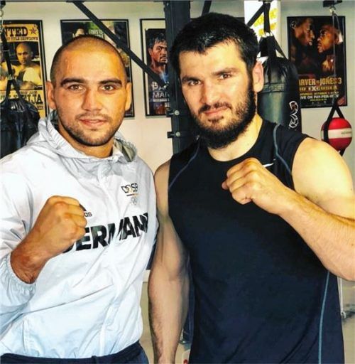 Training mit dem Weltmeister: Sege Michel (links) mit dem amtierenden IBF-Weltmeister Artur Beterbiev.
