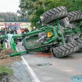 Traktor kippt um: Fahrer schwer verletzt