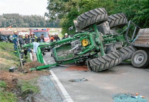 Traktor kippt um: Fahrer schwer verletzt
