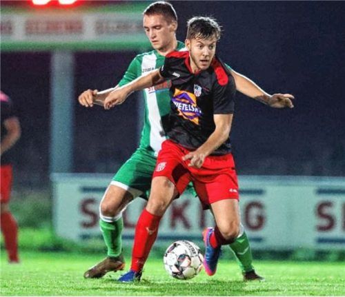 Traunsteins Matthias Bauer schirmt den Ball vor dem Kayer Tobias Wolfertstetter ab.Foto Butzhammer