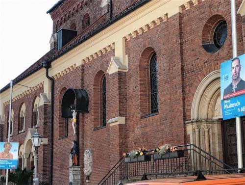 AfD-Plakate an den Fahnenmasten vor der Kirche sorgten im Herbst für Unmut bei einigen Bürgern. Die Gemeinde hat dies zum Anlass genommen, die politische Plakatierung per Verordnung zu regeln.Foto  Archiv