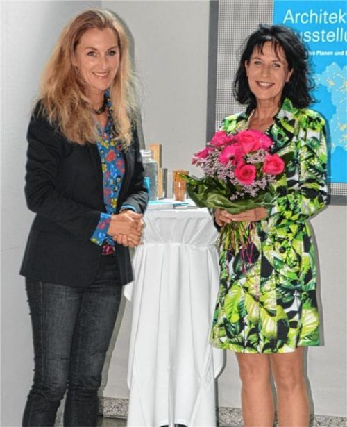 Überraschung bei der Eröffnung: Doris Lackerbauer (links) überreicht der Präsidentin der Bayerischen Architektenkammer, Christine Degenhart, einen Blumenstrauß. Foto Weymar