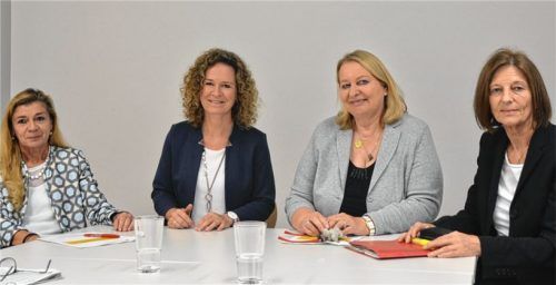 Verantwortlich für Grund- und Mittelschulen in Stadt und Landkreis: die Schulamtsdirektorinnen Angelika Elsner, Marion Zoudlik, Helga Wichmann und Veronika Käferle (von links). Foto re