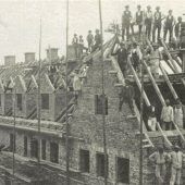 <p>Viele Hände errichteten von 1919 bis 1922 den sogenannten Hundertmeterbau, der sich heute nach erfolgreicher Sanierung in seiner ganzen Pracht zeigt.</p>