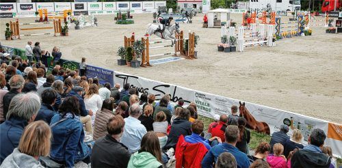 Viele Zuschauer verfolgten den Großen Preis, der am ersten Wochenende der Höhepunkt auf Gut Ising war.Fotos Weitz