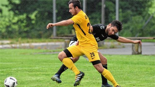 Viele Zweikämpfe gab es in der Partie zwischen dem ASV Au (vorne Sebastian Grad) und dem TSV Dorfen (hier Leonidas Balderanos). Die Gäste von der Isen gewannen die Begegnung am Auer Kreuthweg mit 2:1.Foto Ziegler