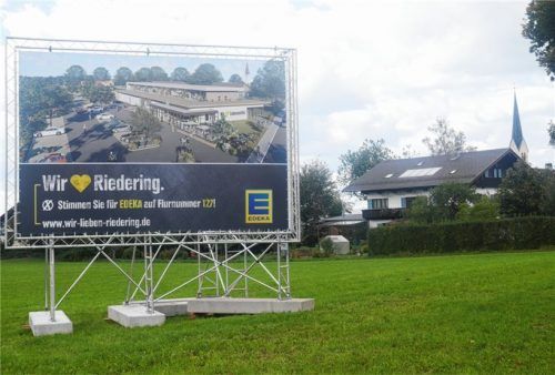 Vier mal sechs Meter misst das Banner, mit dem Edeka für sich beziehungsweise für einen neuen Supermarkt am südlichen Ortseingang von Riedering wirbt.Foto kirchner