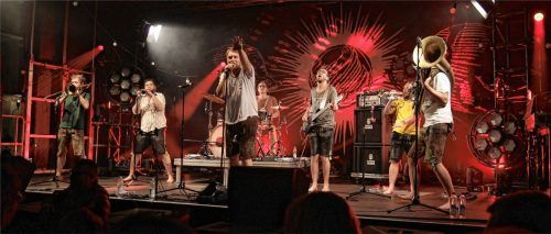 Vollgas beim Heimspiel gaben „LaBrassBanda“ am Sonntag auf dem Traunsteiner Stadtplatz. Schließlich war es ein besonderes Konzert, denn unter den 1800 Besuchern war auch der ein millionste Konzertbesucher.Foto or