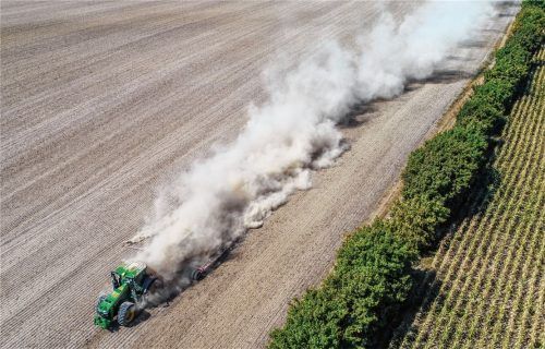Vor allem in Nord- und Ostdeutschland machte der RekordSommer mit seiner Trockenheit der Landwirtschaft Probleme: Ein Bauer wirbelt bei der Aussaat jede Menge Staub auf. Foto dpa