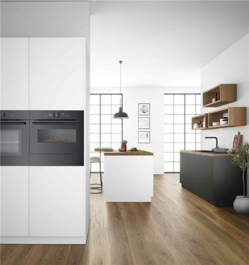 Vornehm und zurückhaltend wirken die Oberflächen dieser neuen Einbaugeräteserie: schwarzes Glas kombiniert mit gebürsteten und schwarz eloxierten Metallgriffen. Die zentralen Bedienringe sind mit einer diamantähnlichen Kohlenstoffschicht veredelt. Foto  AMK