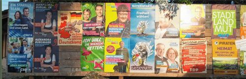 Wahlwerbung wie anno dazumal: Auf einer Anschlagtafel in Au in der Gemeinde Bad Feilnbach tauchten historische Wahplakate der SPD und der FDP auf. Wer sie hingehängt hat, ist unklar. Foto Masengarb