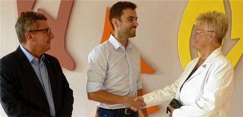 „Waldkraiburg darf Sie nicht loslassen!“, sagte Dritte Bürgermeisterin Inge Schnabl, als Alexander Ruß (Mitte), bisher Konrektor der Franz-Liszt-Mittelschule, von Schulamtsdirektor Hans Wax als kommissarischer Leiter der Schule bestellt wurde.Foto  Fis