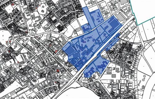 Welcher Bereich im Stadtgebiet ist von den Einschränkungen im Baurecht betroffen? Die blaue Fläche vermittelt einen Eindruck davon: Sie zeigen die Flurstücke, die mindestens zum Teil im Korridor liegen. Von dem vom TÜV Nord im Gutachten definierten Korridor, der kleiner ist als diese blaue Fläche, wurde bislang kein Schaubild veröffentlicht. Stadt