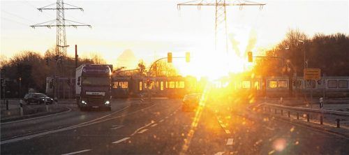Wenn die tief stehende Sonne blendet, hilft nur, langsam fahren. Foto djd