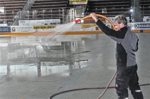 Wolfgang Lössl trägt mit dem Wasserschlauch eine weitere Eisschicht auf. Foto  hsc