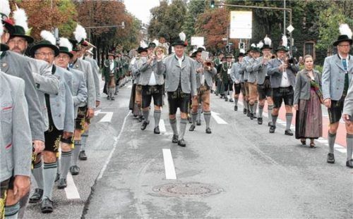 Zahlreiche Trachtler und Musikkapellen nahmen am Festzug durch die Stadt teil.Foto Reisner