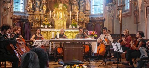 Zehn Cellisten, davon drei das Cello als Gitarre haltend: Südamerika ließ grüßen! Foto Kirchner