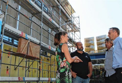 Zufrieden mit dem Baufortschritt zeigten sich bei der Baustellenbesichtigung der Grundschule an der Graslitzer Straße Rektorin Lydia Partsch und Bürgermeister Robert Pötzsch (rechts). Mit auf dem Bild Hausmeister Robert Holz (Zweiter von links) und Architekt Herbert Friedl. Foto kla
