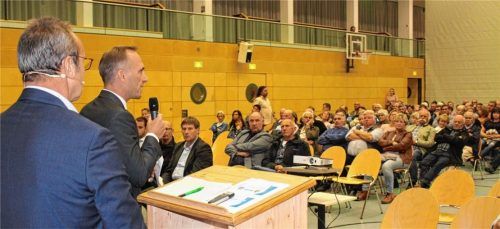 Zum Infoabend „interkommunales Freibad“, der in der Gemeindehalle Aschau stattfand, kamen rund 250 Bürger aus Aschau und Waldkraiburg, um mehr über den Sachstand zu erfahren. Bürgermeister Alois Salzeder (links) und sein Kollege Robert Pötzsch aus der Nachbarstadt (Zweiter von links) standen Rede und Antwort. Salzeders Devise: Wenn man Geld investiert, dann in einen Neubau, dann hat man was „G‘scheits“.Fotos kla