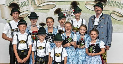 Zum Schluss gab’s ein Foto mit allen Siegern (vorne von links): Johannes Thaurer, Sigi Steinberger, Tobias Scheck; (Mitte von links) Matthias Reiter, Alexandra Schmid, Theresa Reiter, Lisa-Marie Leikermoser, Veronika Anner, Johanna Wörndl; (hinten von links) Simon Hailer, Marinus Hailer und Vorsitzender Paul Kink junior.Foto Hötzelsperger