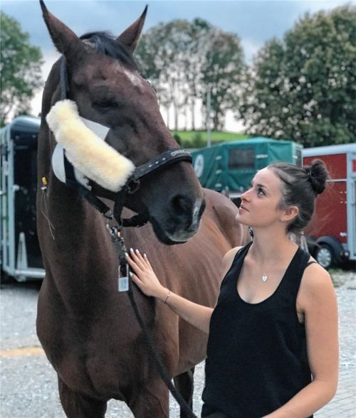Zwar noch mit dickem Pflaster unter dem Schoner an der Backe und Kanüle im Hals, aber mit Besitzerin Sarah Bauer an der Seite schon wieder bei einer Runde über das Klinikgelände. Stute „Witch“ wurde in einer stundenlangen Rettungsaktion aus einem Schlammloch bei Holzham geborgen.