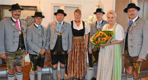 Zweiter Gauvorstand Pangratz Perfler, Erster Schriftführer Michael Brandstetter, der Erste Kassier Michael Gläser, Zweite Vorsitzende Manuela Hehensteiger, Ehrenvorsitzender Andreas Gartner, Oberbürgermeisterin Gabriele Bauer und der Erste Vorsitzende Georg Kaffl. Foto  Weymar