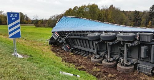 24 Tonnen Briketts hatte der Sattelzug geladen, der am späten Dienstag vormittag auf der A8 umgekippt ist. Für die Bergungsarbeiten musste die Fahrbahn Richtung München komplett gesperrt werden.Foto jre