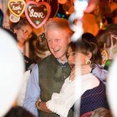 Die Clintons zu Gast auf der Wiesn