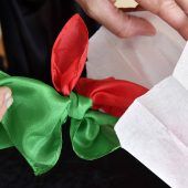 Zwei Tücher verknoten sich selbst