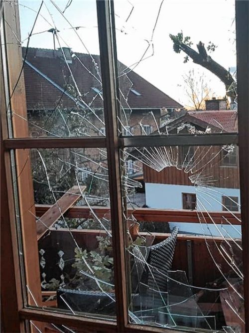 Zersplittert: Das Glas der Balkontür ist zerbrochen, draußen liegen Äste der alten Eiche.