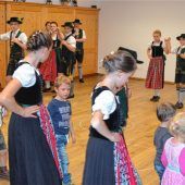 Nachwuchs durfte beim Trachtenverein schnuppern