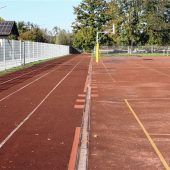 Adolf-Rasp-Schule: Belag von Allwetterplatz und 100-Meter-Bahn „in desolatem Zustand“