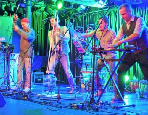 Abstruse Instrumente, solides Handwerk und jede Menge Spaß: Das Quartett „Glas Blas Sing“ im Mühldorfer Haberkasten. Foto vk