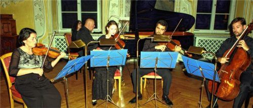 Adelina Oprean, Violine, Gérard Wyss, Klavier, Anja Bartos, Violine, Andrei Harabagiu, Viola, und Sebastian Braun, Violoncello, unterstützten mit ihrem Benefizkonzert im Ahnensaal nicht nur den Hospizverein, sondern bescherten den Besuchern auch einen wunderbaren Konzertabend.Foto kis