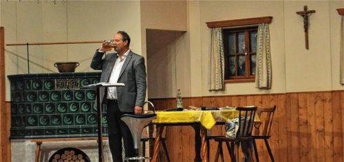Am Ende des Vortrags gönnte sich Pfarrer Rainer Maria Schießler einen tiefen Schluck aus dem Bierkrug. Davor hatte der unorthodoxe Priester und Querdenker seine Zuhörer begeistert, zum Lachen gebracht und angerührt.Fotos  hsc